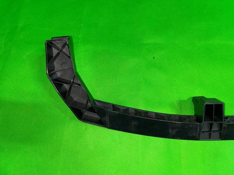 Центральный кронштейн переднего бампера