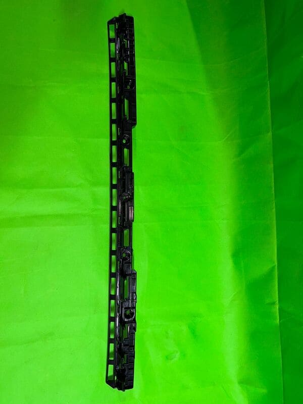 Центральный кронштейн заднего бампера